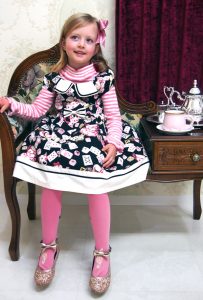 1-701 ティーパーティワンピース ￥18,800～（100～160cm）※ブルー（110～160cm）<br> 1-713 ボーダーハイネックインナー ￥10,300～（100～160cm）<br> 8-739 オーバーニーソックス ￥2,600（17～23cm）<br> 8-740 グリッターシューズ ￥11,800～（17～24cm）