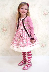 1-701 ティーパーティワンピース ￥18,800～（100～160cm）※ブルー（110～160cm）<br> 8-730 カーディガン ￥14,800～（110～160cm）<br> 1-615 オーバーニーソックス ￥2,500（14～23cm）※コン・クロ（17～23cm）<br> 8-740 グリッターシューズ ￥11,800～（17～24cm）<br> 1-611 ハートカチューシャ ￥8,300（フリーサイズ）